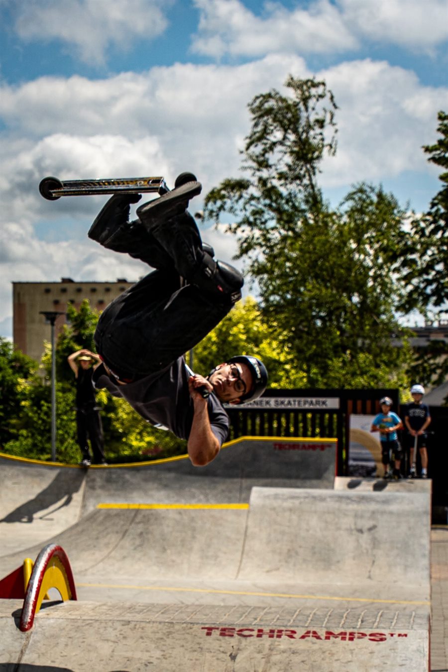 Trik na skateparku